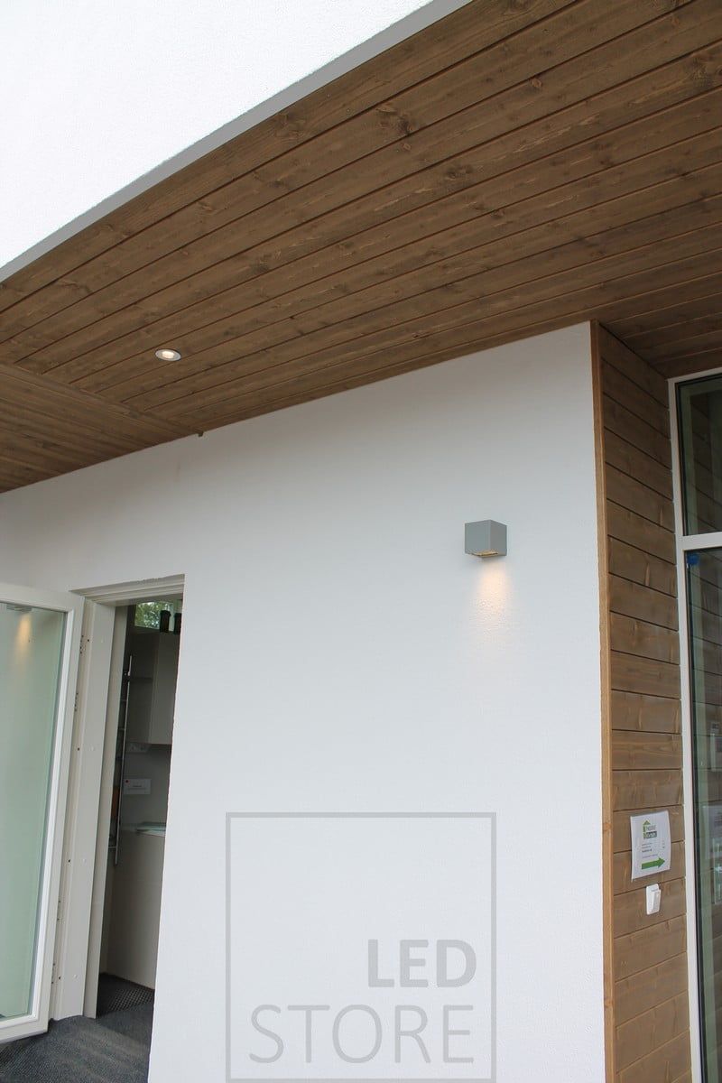 Unidirectional CUBIC OUT wall luminaire for outdoor use.